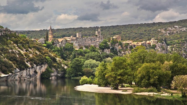 Aiguèze-plus-beaux-villages