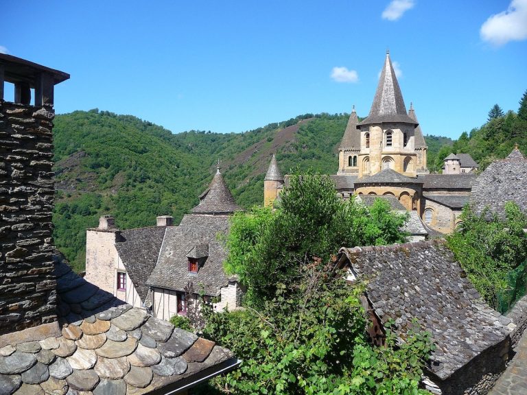 Conques : Pourquoi cette halte sur les Chemins de Saint-Jacques fascine les pèlerins depuis plus de 1 000 ans ?