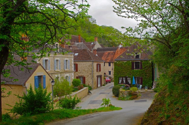 Gargilesse-Dampierre : Un joyau au cœur de la vallée de la Creuse Gargilesse-Dampierre, classé parmi les "Plus Beaux Villages de France" depuis 1982, est une commune pittoresque située dans le département de l’Indre, en région Centre-Val de Loire, à environ 34 km au sud de Châteauroux et 266 km de Paris. Niché dans la verdoyante vallée de la Creuse, ce petit village d’environ 300 habitants est un havre de paix qui allie charme historique, richesse culturelle et beauté naturelle. Voici un guide complet pour découvrir Gargilesse-Dampierre, parfait pour un article de voyage. 1. Un cadre naturel et pittoresque Gargilesse-Dampierre est blotti dans un écrin de verdure au bord de la rivière Creuse, offrant des paysages bucoliques et des vues imprenables sur la vallée. Le village est entouré de collines et de forêts, ce qui en fait un lieu idéal pour les amateurs de randonnées, de nature et de tranquillité. La rivière Creuse, qui traverse la région, ajoute une touche de romantisme avec ses berges propices aux promenades. À proximité, le lac de Chambon, créé par le barrage d’Éguzon (construit entre 1922 et 1926, le plus grand d’Europe à l’époque), est un spot apprécié pour les activités nautiques comme le canoë, le kayak ou la pêche. Conseil voyage : Prévoyez une balade le long de la Creuse ou une excursion vers le lac de Chambon (à environ 5 km) pour profiter pleinement de la beauté naturelle de la région. 2. Un village d’artistes Gargilesse-Dampierre est souvent surnommé le "village des artistes", grâce à son histoire intimement liée à la créativité. La romancière George Sand (1804-1876), figure majeure du XIXe siècle, y trouva refuge entre 1857 et 1864. Elle y écrivit plusieurs de ses œuvres, séduite par le charme du village : « Je n’ai jamais travaillé avec autant de plaisir qu’à Gargilesse », confiait-elle. Sa maison, la Villa Algira, est aujourd’hui un musée dédié à son œuvre, où les visiteurs peuvent découvrir des documents, objets personnels et dessins de son fils, Maurice Sand, restaurés par sa petite-fille Aurore Sand. Pour visiter, contactez l’Office de Tourisme au +33 2 54 47 85 06. Le village continue d’attirer peintres, sculpteurs et artisans, avec de nombreux ateliers et galeries disséminés dans ses ruelles. Depuis 1964, Gargilesse est également célèbre pour son Festival de Harpe, initié par le harpiste Pierre Jamet. Ce festival, qui a lieu chaque année en août dans l’église romane Notre-Dame, est un rendez-vous incontournable pour les amateurs de musique classique et de harpe. À ne pas manquer : Visitez la Villa Algira pour plonger dans l’univers de George Sand et explorez les ateliers d’artistes pour découvrir l’artisanat local, comme la Dentelle Métier d’Art. 3. Patrimoine historique et architectural Le village est un condensé d’histoire et d’architecture, avec ses maisons aux toitures pentues recouvertes de tuiles brunes, resserrées autour du château médiéval. Ce dernier, récemment acquis par l’ancien commissaire européen Thierry Breton, est un symbole du passé féodal du village et conserve une vocation artistique. L’église Notre-Dame, datant du XIIe siècle, est un joyau de l’art roman. Elle abrite : 120 chapiteaux historiés, ornés de sculptures détaillées. Une crypte ornée de fresques colorées des XIIIe au XVIe siècles, dont une représentation unique du Christ avec un couteau brisé dans la bouche, témoignant d’une iconographie ancienne. Une Vierge en bois du XIIe siècle, véritable trésor médiéval. À quelques kilomètres, l’église de Dampierre, plus petite mais tout aussi charmante, ravira les amateurs d’architecture romane. Conseil voyage : Prenez le temps d’admirer les fresques de la crypte de l’église Notre-Dame, un véritable voyage dans le temps. 4. Événements et animations Gargilesse-Dampierre est un village vivant, animé par de nombreux événements tout au long de l’année : Avril et août : Stages de harpe et de musique de chambre, suivis de concerts. 2e dimanche de mai : Marché aux fleurs et aux produits fermiers. 21 juin : Fête de la Musique. 1er dimanche de juillet : Vide-grenier à La Chaumerette. 13 juillet : Défilé aux lampions, feu d’artifice et bal populaire. Dimanche avant le 15 août : Exposition dans les rues. Dimanche après le 15 août : Vide-grenier aux Girauds. 3e semaine d’août : Festival d’été (musique). 1er dimanche de septembre : Vide-grenier à Dampierre. Ces événements reflètent l’esprit communautaire du village et offrent aux visiteurs une immersion dans la culture locale. 5. À voir et à faire aux alentours Gargilesse-Dampierre est un excellent point de départ pour explorer la région : Argenton-sur-Creuse (10 km) : Surnommée la « Venise du Berry », cette ville offre des églises historiques et une belle promenade le long de la Creuse. Saint-Benoît-du-Sault (18 km) : Autre village classé parmi les plus beaux de France, avec ses ruelles médiévales. La Châtre (31 km) : Une petite ville à explorer, avec des châteaux et des paysages ruraux à proximité. Nohant-Vic (proche de La Châtre) : La maison de George Sand, un autre lieu emblématique lié à l’écrivaine. Abbaye de Saint-Savin-sur-Gartempe (28 km) : Classée au patrimoine mondial de l’UNESCO pour ses fresques romanes. Neuvy-Saint-Sépulchre (18 km) : Connue pour sa collégiale Saint-Étienne, site du patrimoine des chemins de pèlerinage. Pour les amateurs de randonnées, la Via Lemovicensis, un chemin de pèlerinage historique reliant Vézelay à Limoges, traverse la région et offre des itinéraires riches en histoire et en paysages. 6. Informations pratiques Comment y accéder : En voiture : Depuis Paris, comptez environ 3h via l’A20 (194 miles). C’est le moyen le plus rapide et économique (55-85 USD en carburant). En train : Prenez un train SNCF depuis Paris Austerlitz jusqu’à Argenton-sur-Creuse (2h27, 55-120 USD), puis un taxi ou bus pour les 10 km restants (environ 3h44 au total). Aéroports les plus proches : Châteauroux-Deols (40 km), Limoges (80 km). Hébergements : Plus de 228 hôtels sont disponibles dans la région, à partir de 56 USD par nuit. Options variées : chambres d’hôtes (ex. Aux Prés du Berry, 60-75 €/nuit), gîtes (280-2000 €/semaine), campings ou hôtels comme le Domaine des Dryades avec vue sur un golf. Office de Tourisme : Ouvert toute l’année : vendredi et samedi de 9h30 à 12h30 et 13h30 à 18h ; en juillet-août, tous les jours sauf dimanche après-midi. Agence postale ouverte du lundi au vendredi (sauf mardi) de 14h à 17h, et le samedi matin de 9h30 à 12h. Restaurants : Découvrez la cuisine régionale dans des auberges comme une ferme-auberge servant des spécialités au fromage de chèvre (25-2990 €/personne) ou des restaurants utilisant des produits locaux à 33 €/personne. Conseil pratique : Réservez vos hébergements et activités à l’avance, surtout en été, période du festival de harpe et des vide-greniers. 7. Pourquoi visiter Gargilesse-Dampierre ? Gargilesse-Dampierre est une destination idéale pour les voyageurs en quête d’authenticité, d’histoire et de sérénité. Son ambiance romantique, son patrimoine artistique et son cadre naturel en font un lieu parfait pour une escapade loin des sentiers battus. Que vous soyez passionné par l’histoire, l’art, la musique ou la nature, ce village saura vous charmer. Astuce voyage : Combinez votre visite avec un séjour à Argenton-sur-Creuse ou Saint-Benoît-du-Sault pour une immersion complète dans le Berry et la vallée de la Creuse.