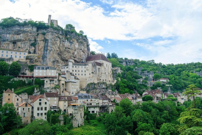 Ce village médiéval suspendu dans le vide semble tout droit sorti du Seigneur des Anneaux
