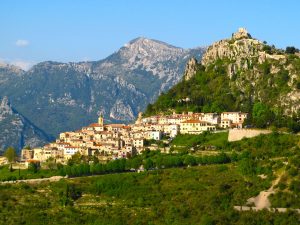 Élu parmi les plus beaux villages de France, ce trésor provençal surplombe la Méditerranée Sainte-Agnès