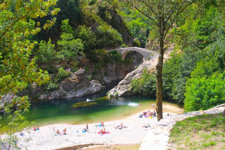 Pont_du_diable_et_plage_à_Thueyts_(Ardèche)