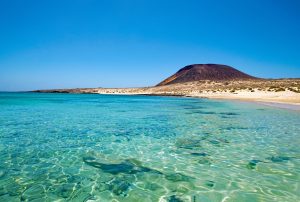 Cette île méconnue des Canaries, sans route ni hôtel tape-à-l’œil, redéfinit le luxe absolu et fascine les voyageurs en quête d’authenticité La Graciosa