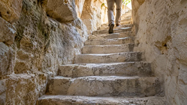 La Roche-Guyon : visiter le village et son château relié au donjon par un escalier dans la falaise